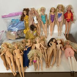 Barbies And Some Clothes About 21 Dolls 