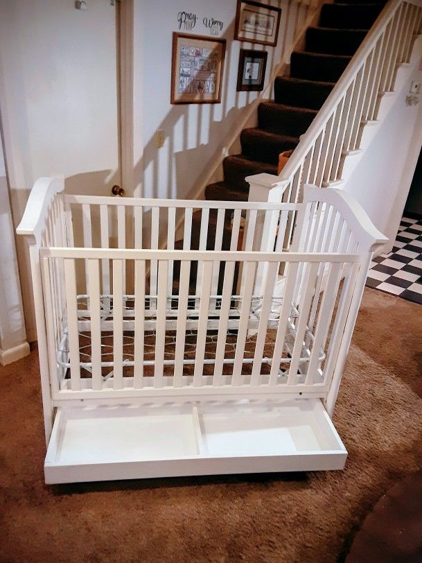 Baby Crib with Storage Drawer