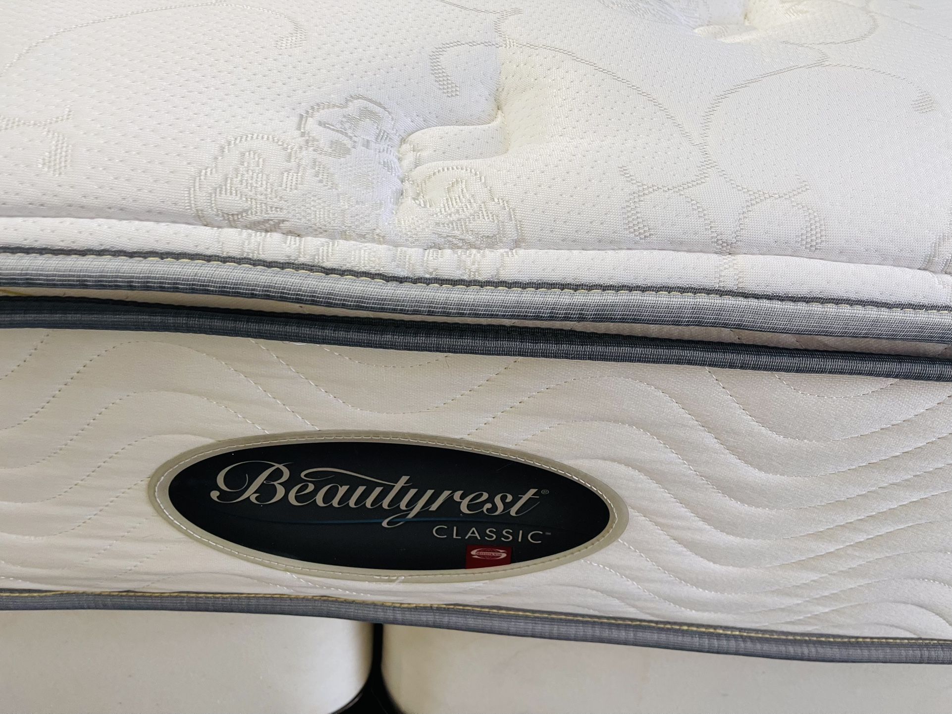 King Size Beautyrest Mattress And Boxpring 🐽