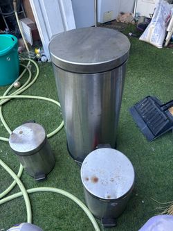 Set of trash cans