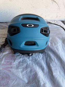 Oakley bike helmet medium