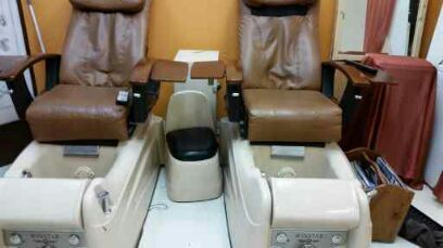 Modern great condition pedicure chair including free nail table two little chair