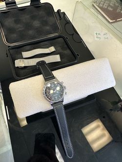 Sugess Chrono Heritage Men Watch Comes with an additional watch band.
