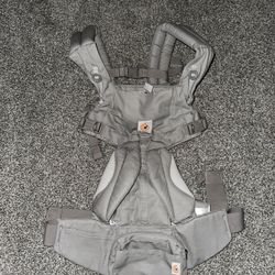 Ergobaby OMNI 360 Carrier in pearl gray (7-45 lbs).