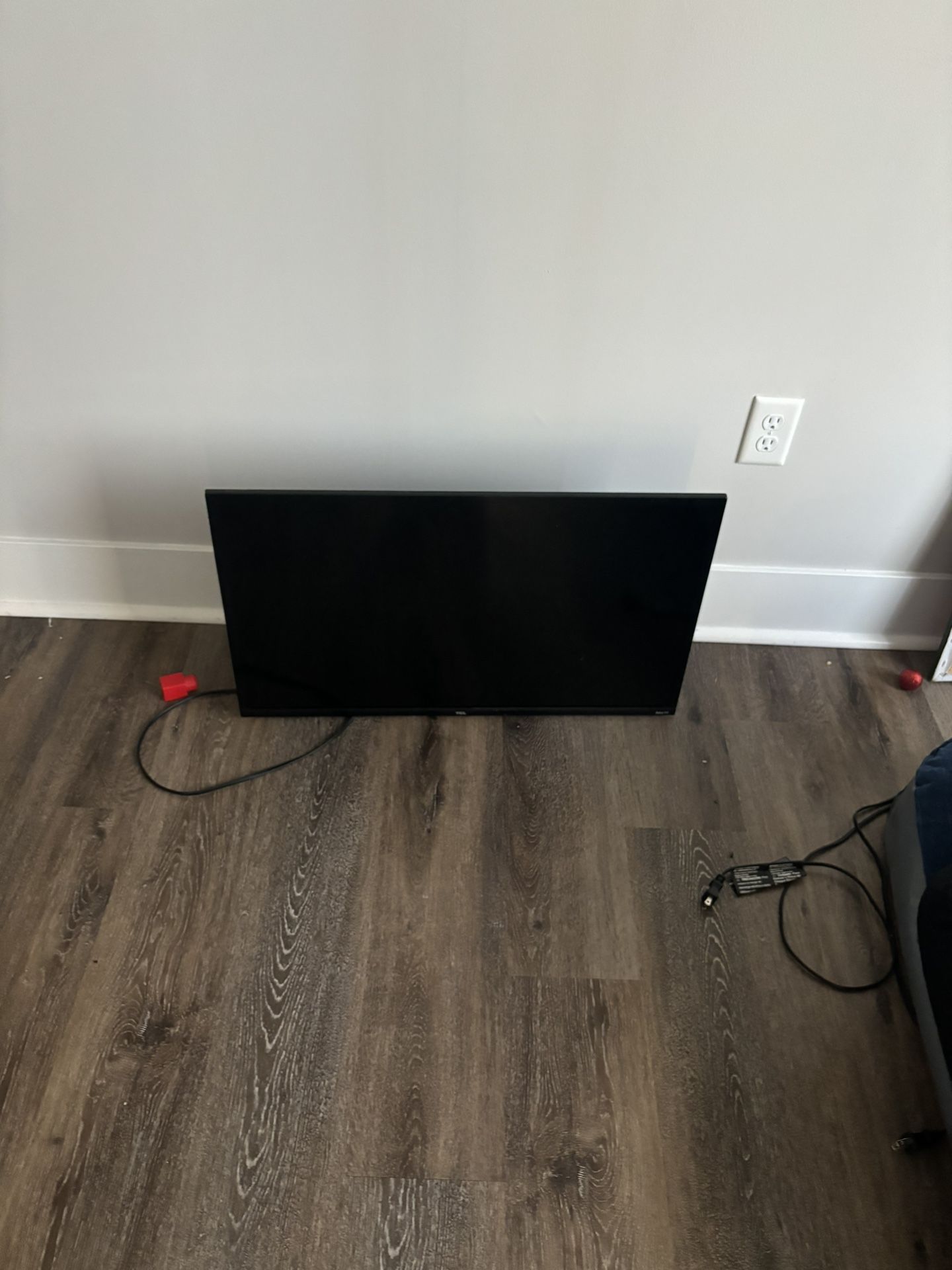 32’ Tv , Has No Stand But It Works Perfectly Fine