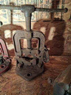 Antique Cast Iron Pipe Vise