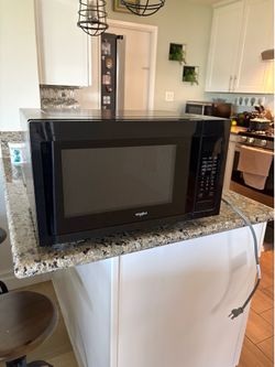 Microwave by whirlpool - black