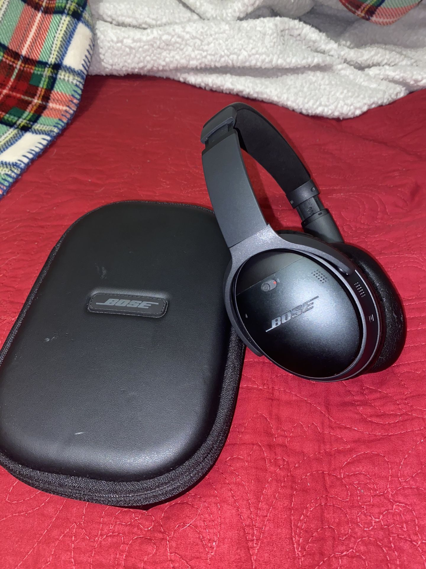 Quietcomfort 35 wireless noise canceling Bose headphones.