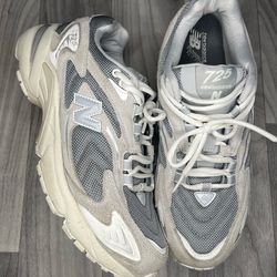 Light grey new balance 725s