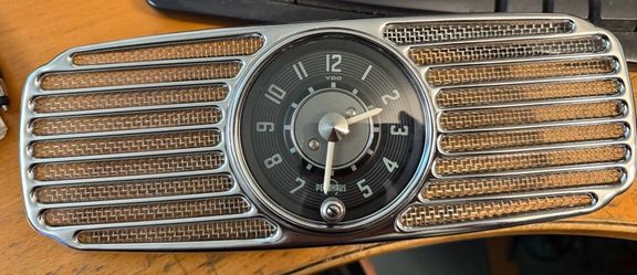 Zwitter - Oval Window Perohaus V.W. Clock