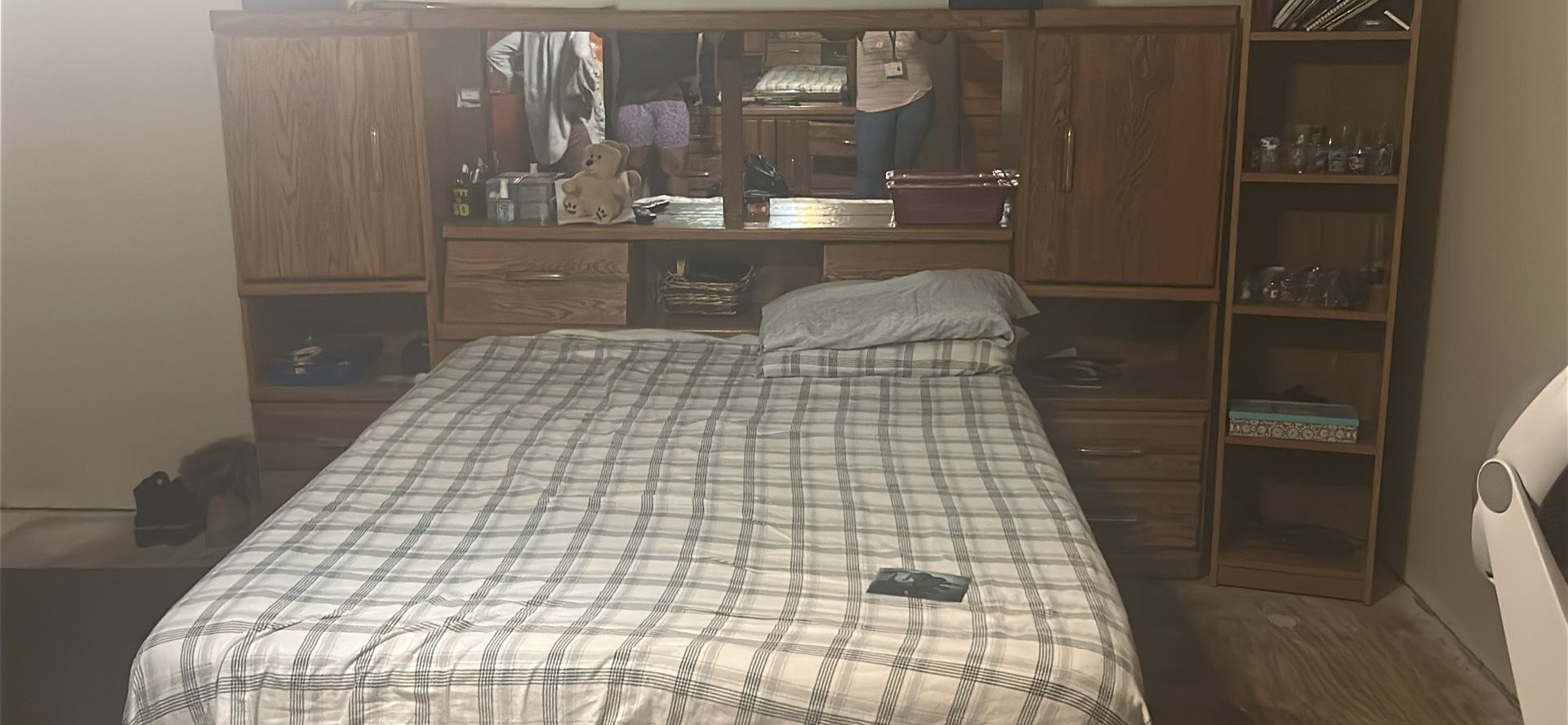 Queen Bed With Frame and Headboard With Mirrors And Storage
