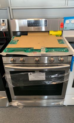 New scratch and dent Samsung GAS stainless steel range 1 year warranty