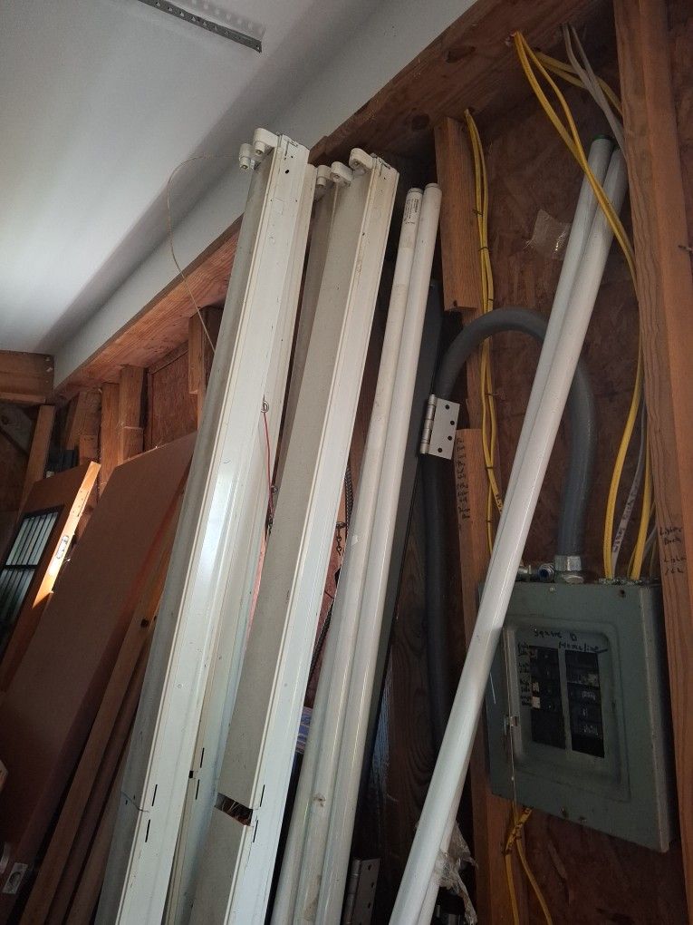 8 Ft Florescent Shop Lights
