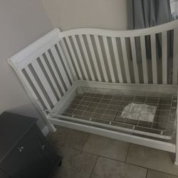 Baby Crib / Toddler Bed 