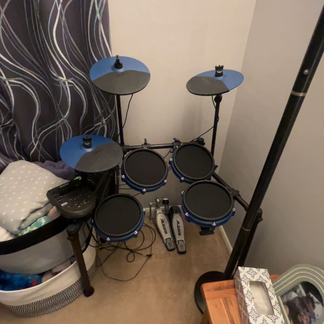 Alesis Nitro Mesh 8-Piece Electronic Drum Set Blue 