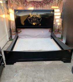 French boho style California king or king bedroom set are three beautiful wooden pieces has been painted colors black gloss and gold metallic!🌺