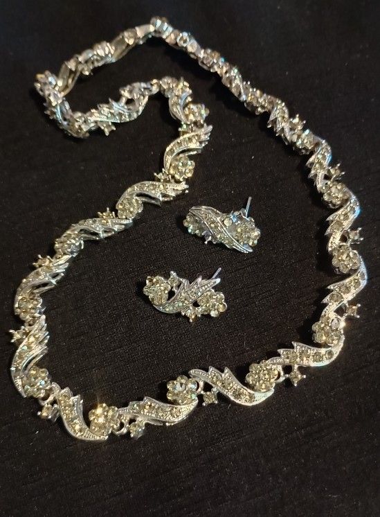 SILVER TONED NECKLACE & EARRING SET