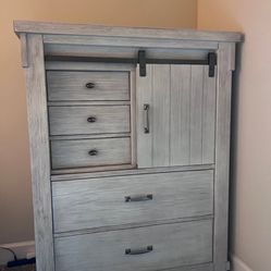 Brashland 5 Drawer Chest of Drawers with Sliding Door
