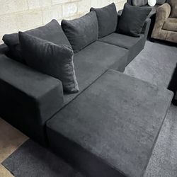 New  Beautiful Sofa And Incredibly Comfortable.  Perfect For An Apartment Or Small Living Room ⭐️ $0 Down Financing Available 