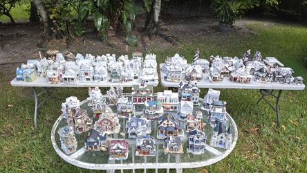 Christmas Village Collection House's Figurines