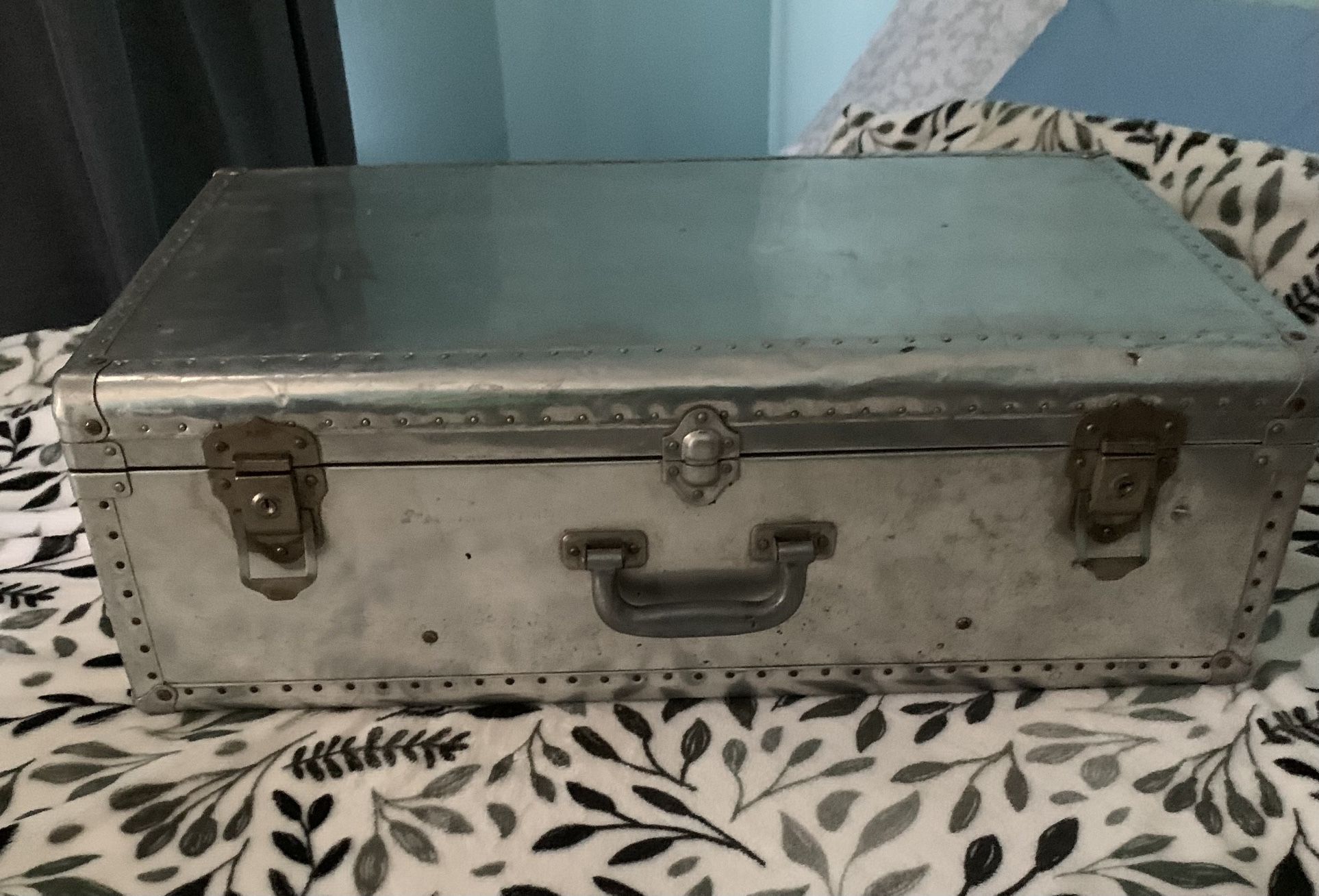 Vintage Aluminum 1940’s to ‘50’s Cabin Steamer Suitcase.