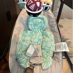 4moms mamaRoo Multi-motion Baby Swing with newborn insert