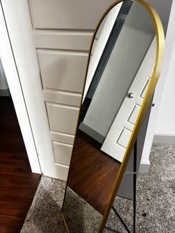 Body mirror with gold outline