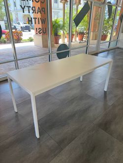 White expandable dining table