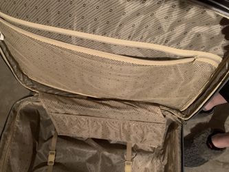 Med-large suitcase. Very clean almost new 20$