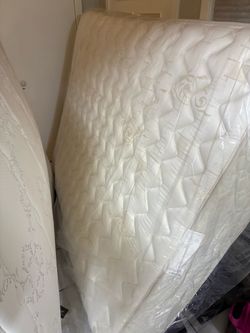 Queen Size Sealy Posturepedic Mattress