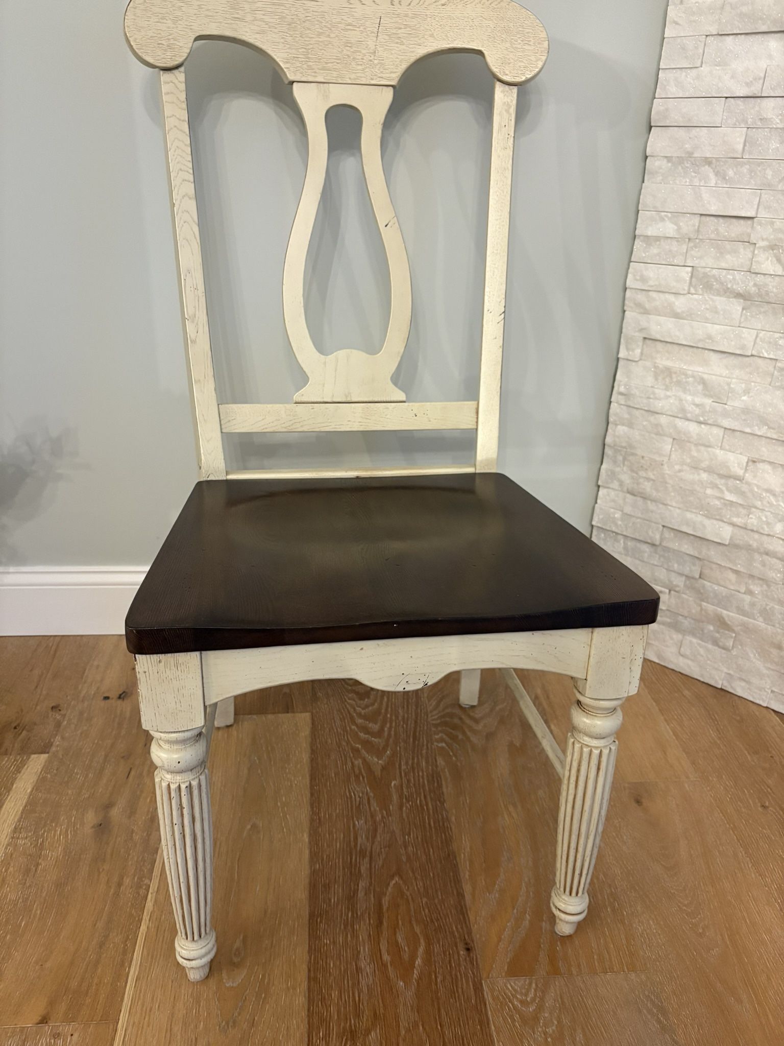 Dining Table And Chairs Like New Condition Expandable