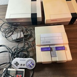 (3) VINTAGE CONSOLES  -2 NINTENDO NES-001 , SUPER NES CONSOLE TESTED WORKING