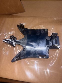 Maserati Ghibli 18-22 front grill emblem Oem