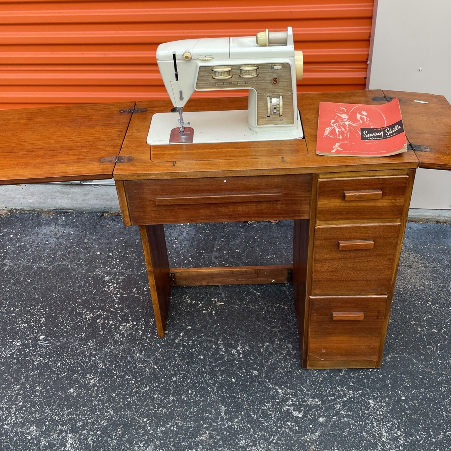 Singer 4411 Sewing Machine for Sale in Riviera Beach, FL - OfferUp