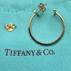 Authentic Tiffany & Co. T Hoop one Earring 750 / 18k Yellow Gold  ( Medium )