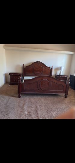 ❤️BEAUTIFUL 8 PIECE SOLID WOOD KING SIZE  BEDROOM SET :king size bed frame, Bed boxsprings, 11 drawer dresser, triple mirror, tall chest, 2 nightstand