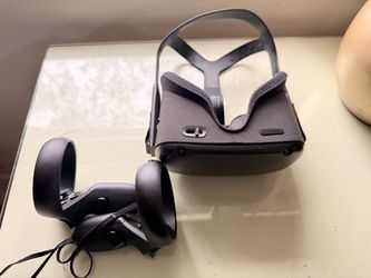 Oculus Quest VR Headset with Controllers
