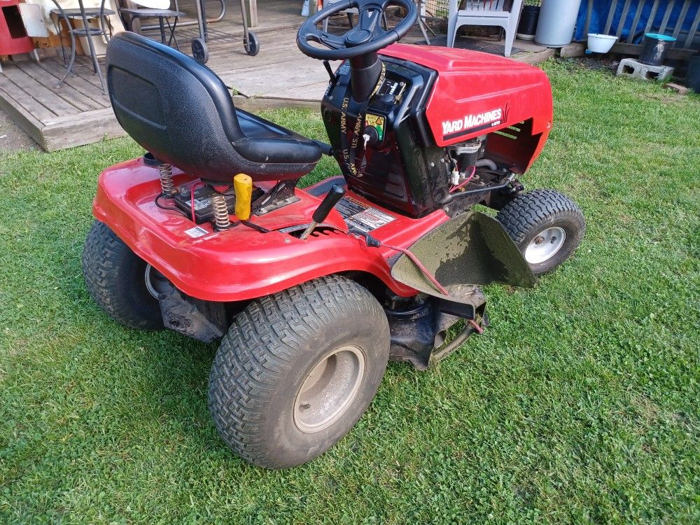 MTD YARD MACHINE LAWN TRACTOR