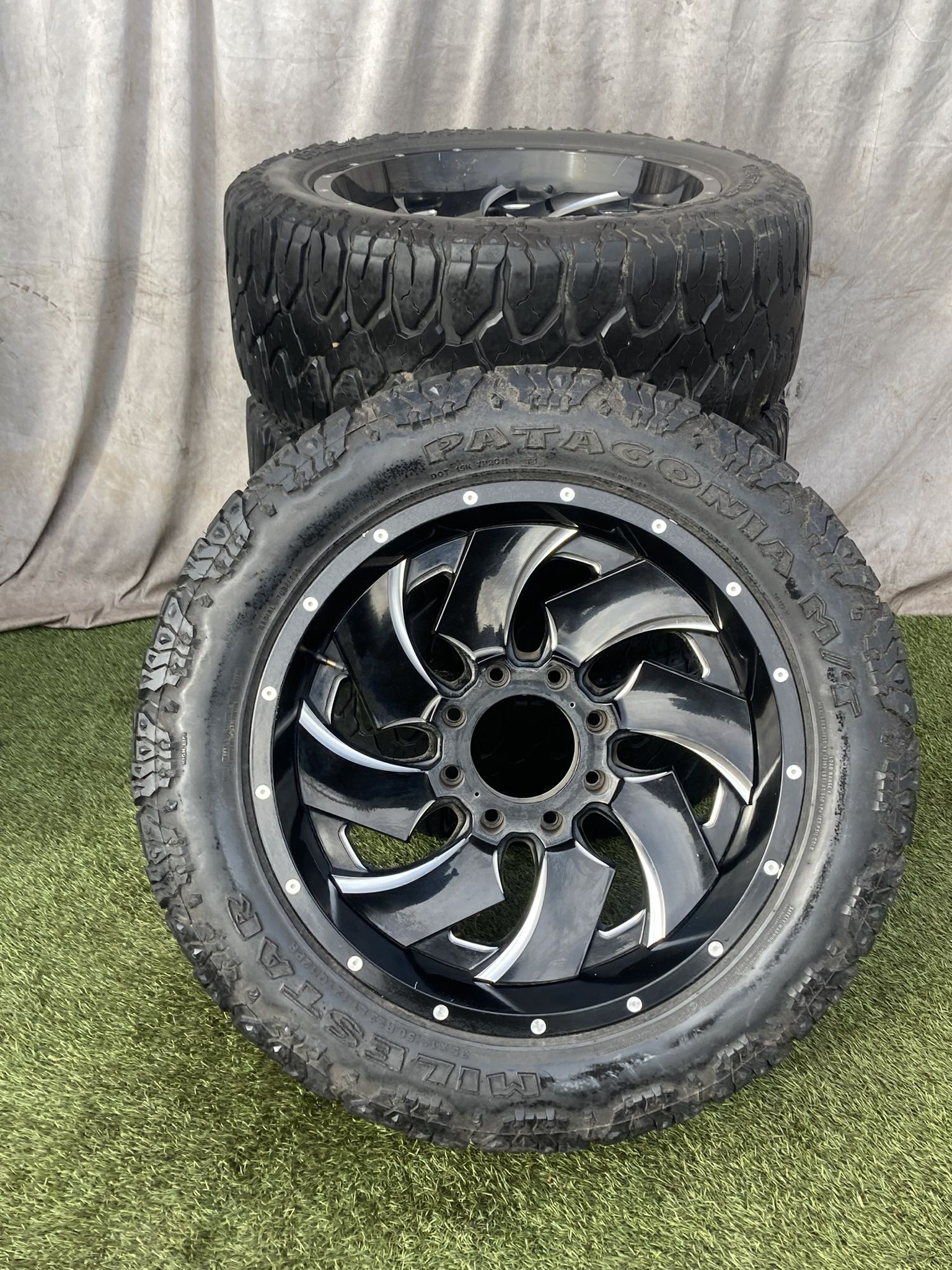 Aftermarket 8 Lug 22 Inch Wheels