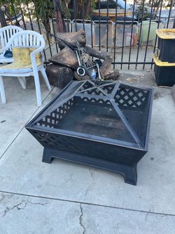 Square Metal Outdoor Fire Pit with Spark Screen