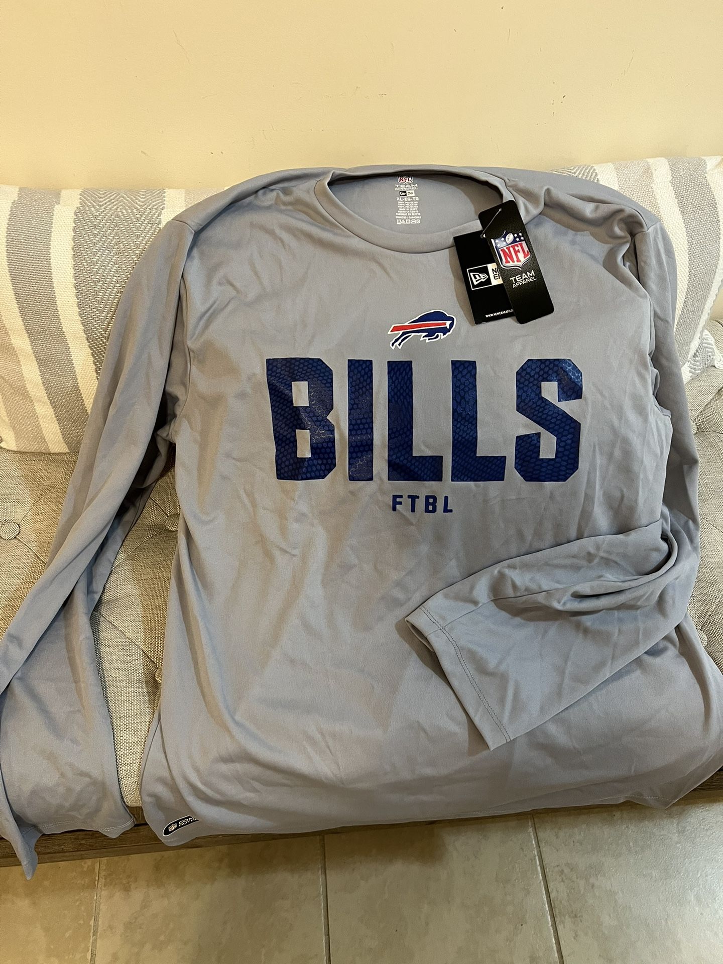 Men's XL Buffalo Bills Long Sleeve for Sale in New Rochelle, NY - OfferUp