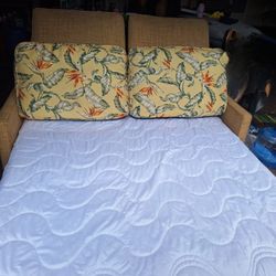 Couch/hideabed In Excellent Condition 