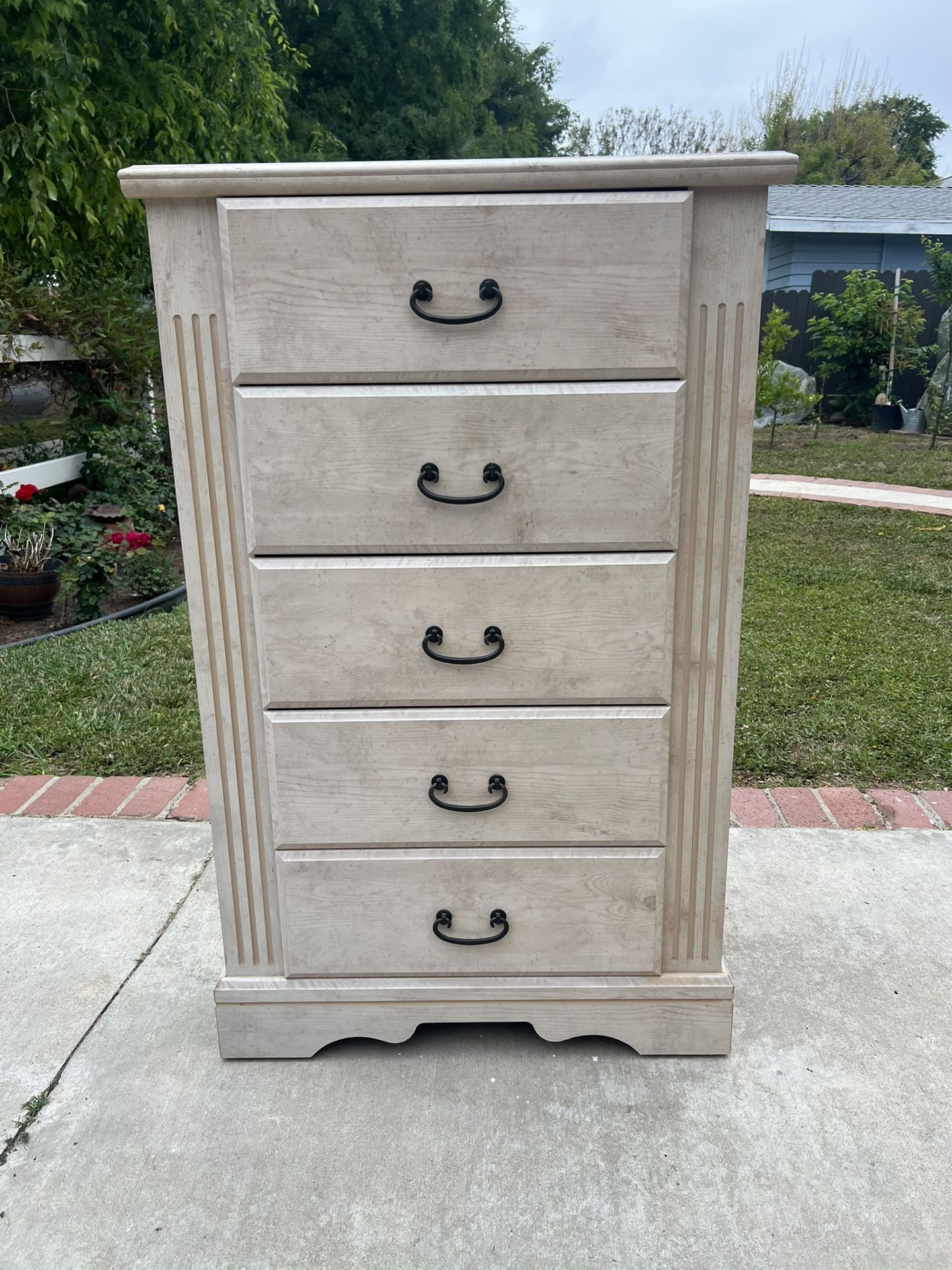 Light Wood 5-Drawer Dresser – Clean & Modern Look