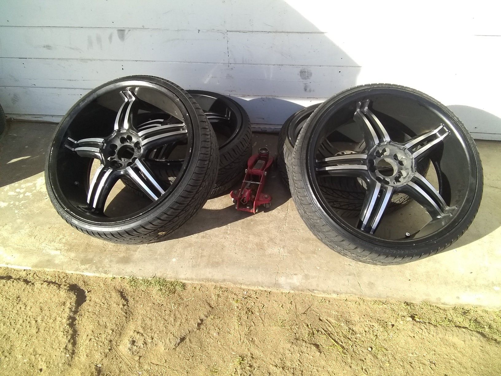 22' rims with center piece and rubber band tires