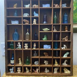 REPISA ANTIGUA DE MADERA CON ADORNO DE PORCELANA EN MINIATURA