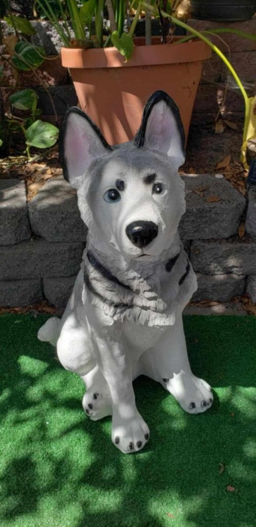 Beautiful Huskystatue