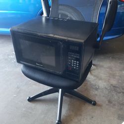 Magic Chef Microwave 900 Watt Good Condition 