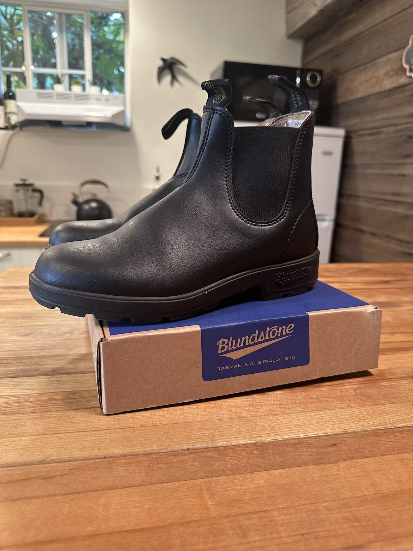 Blundstone Vegan Leather Boots: Size 9