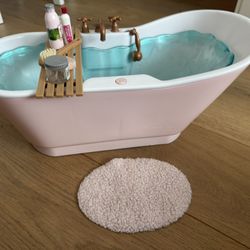 Toy bathtub for dolls