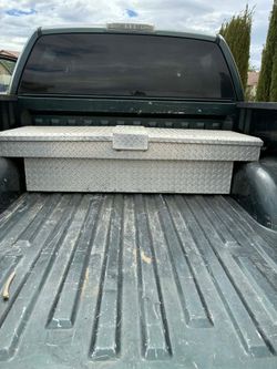 Truck tool box